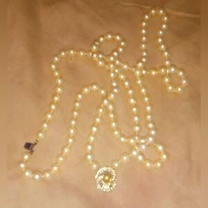Vintage white faux pearl necklace with pendant
